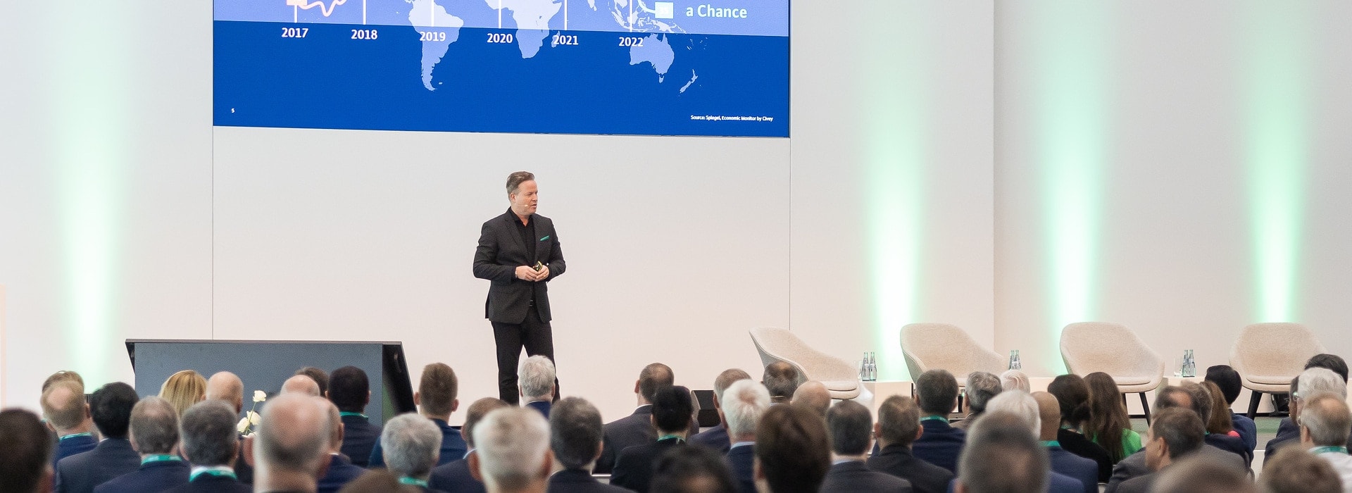 Oliver Hermes during his lecture in front of around 200 guests.